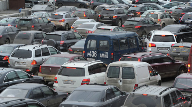 Kırım’a vapurla gitmek isteyen 1,300 araç iskelede sıra bekliyor