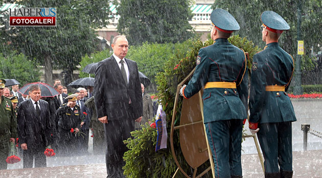 Meçhul Asker Anıtı'na çelenk bırakan Putin, sırılsıklam oldu