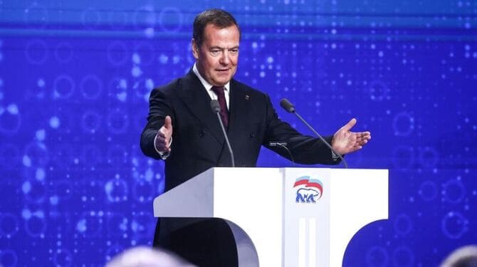 Medvedev: Askeri operasyonun hedefi Kiev'deki rejimi ortadan kaldırmak