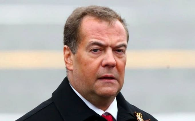 Medvedev: Putin’in tutuklanması ‘savaş ilanıdır’