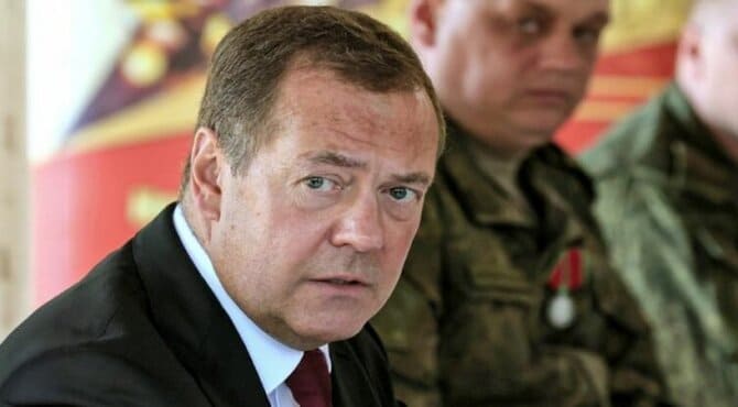 Medvedev’den NATO’ya uyarı: Nükleer konusunda blöf yapmıyoruz