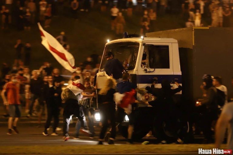 Minsk'te kan dondoran olay! Polis kamyoneti protestocuların arasına daldı