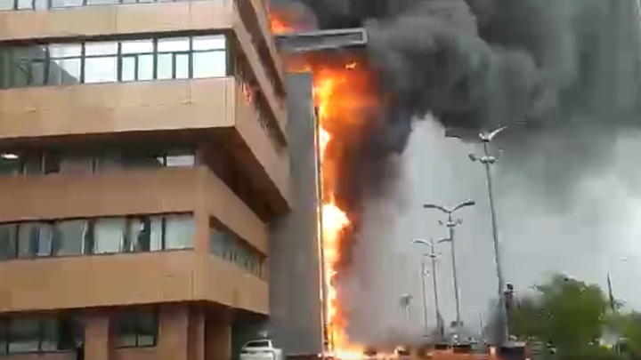 Moskova'da iş merkezinde korkutan yangın