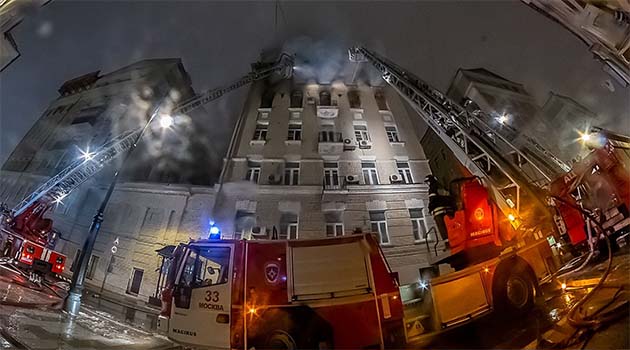 Moskova'nın merkezinde tarihi binada yangın: 8 kişi hayatını kaybetti