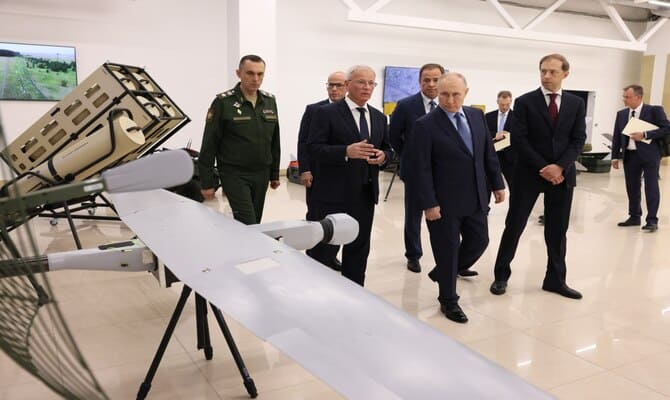 Putin dron fabrikasını gezdi, üretimi arttırma talimatı verdi