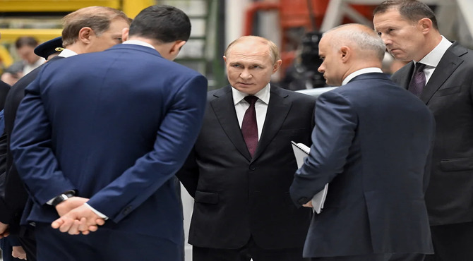 Putin Gece Yarısında Roket ve Uçak Motoru Üreten Tesisi Teftişe Gitti