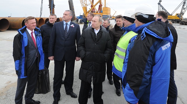 Putin, Kırım'ı Rusya bağlayacak köprü inşaatını inceledi