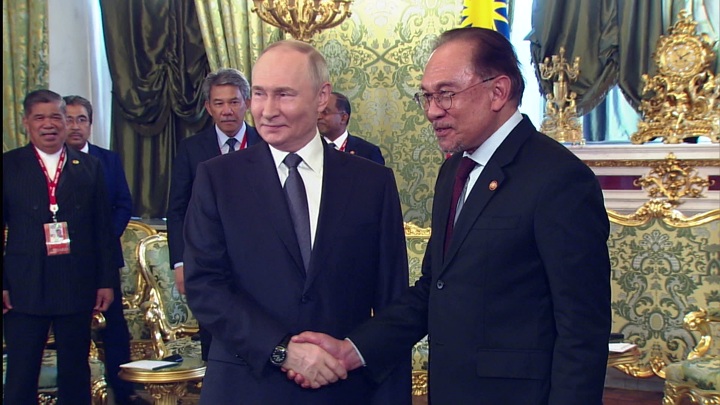 Putin, Moskova'da Malezya Başbakanı Enver İbrahim ile Görüştü