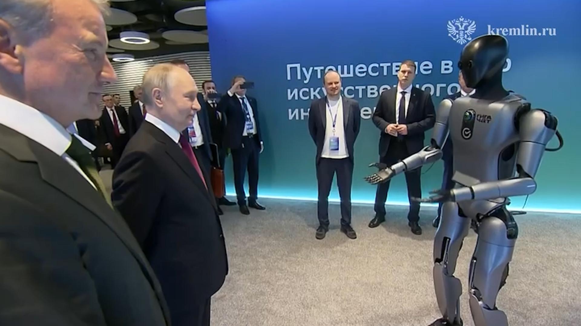 Putin, Sberbank'ın İnsansı Robotunun Dans Performansını İzledi