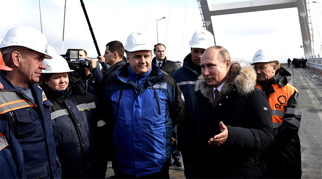 Putin seçim öncesi Kırım'da: Köprüyü mayıs ayına yetiştirin talimatı