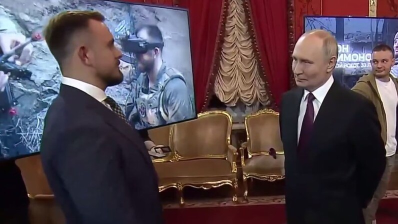 Putin, Son Rus İmparatoru Romanov'un Soyundan Gelen Askerle Görüştü