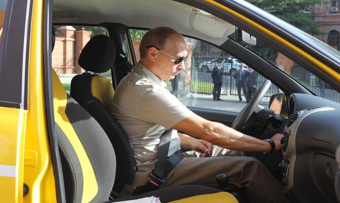 Putin: Tüm yetkililer yerli otomobil kullansın çünkü…