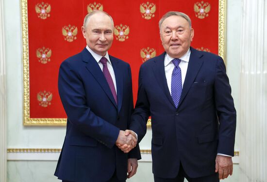 Putin ve Nazarbayev Kremlin'de Görüştü
