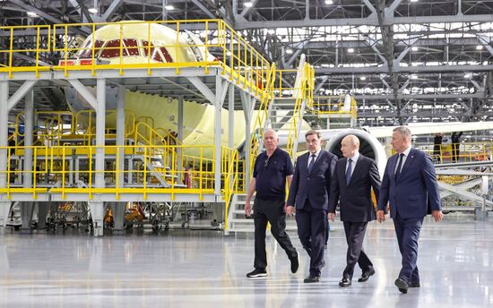 Putin, Yerli Uçak MS-21'in Seri Üretim Hattını Yerinde İnceledi