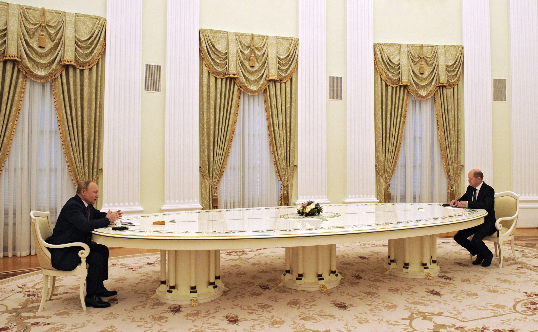 Putin’in masası İtalyan ve İspanyol mobilyacıları birbirine düşürdü