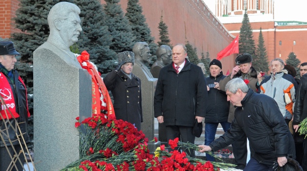 Komünistler Stalin için Kızıl Meydan’da