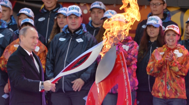 Putin, olimpiyat meşalesi koşusunu Kızıl Meydan’dan başlattı