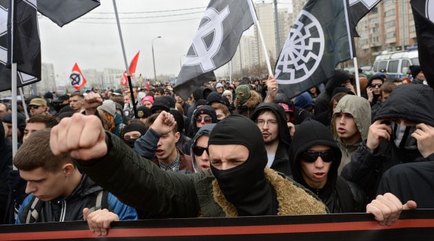 Binlerce ırkçı Rusya’da göçmenlere karşı yürüdü