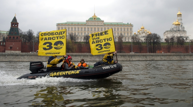 Moskova nehrinde Greenpeace protestosu