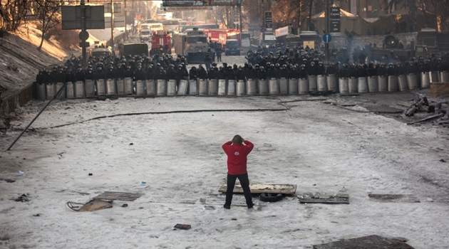 Ukrayna'da Enerji Bakanı göstericileri ikna ederek binayı kurtardı