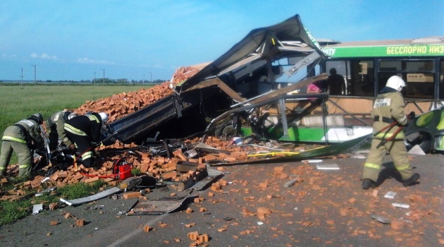 Rusya’da feci kaza; kamyon otobüsü biçti, 15 kişi öldü