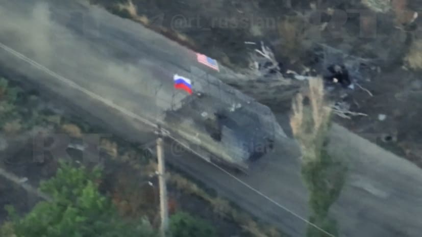 Ruslar, Ele Geçirdikleri ABD M113 Zırhlısını ABD ve Rus Bayrağıyla Cepheye Sürdü