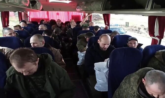 Rusya ile Ukrayna arasında esir değişimi; BAE arabulucu oldu, 248 asker evine döndü