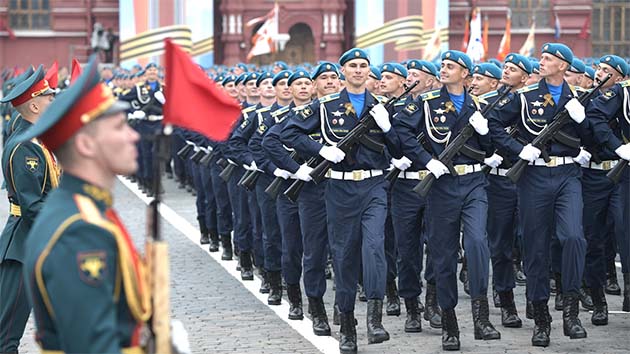 Rusya, Nazilerden kurtuluşunun 74. yılını Kızıl Meydan'da kutladı