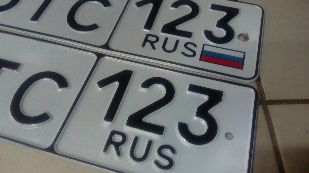 Rusya'da Bayraksız Plakalara Para Cezası Geliyor