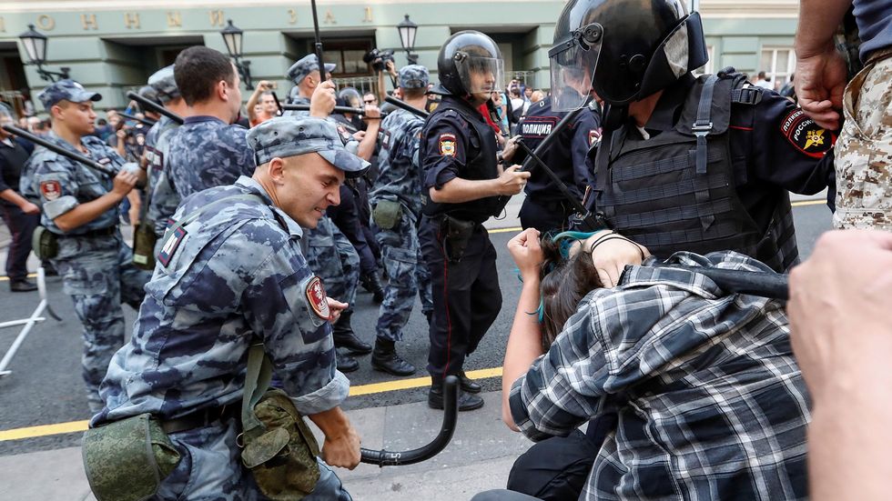 Rusya'da binlerce kişi emeklilik reformunu protesto etti: 500'e yakın gözaltı