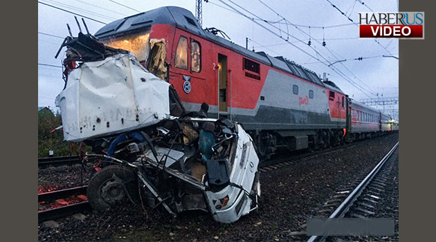 Rusya'da feci kaza: Tren otobüsü biçti, 16 ölü