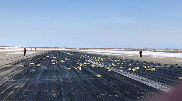 Rusya'da kalkış yapan uçaktan altın külçeleri döküldü