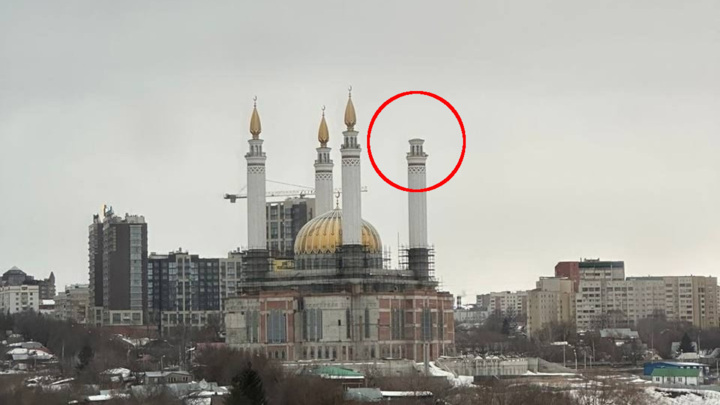 Rusya’da şiddetli rüzgar minareyi devirdi