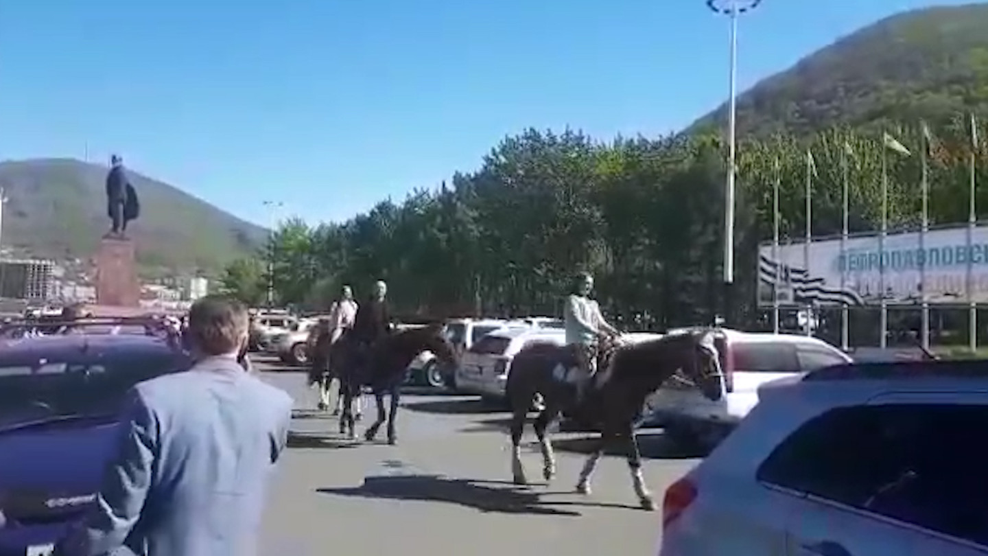 Rusya'dan benzin fiyatlarını protesto etmek isteyen Milletvekili iş yerine atla geldi