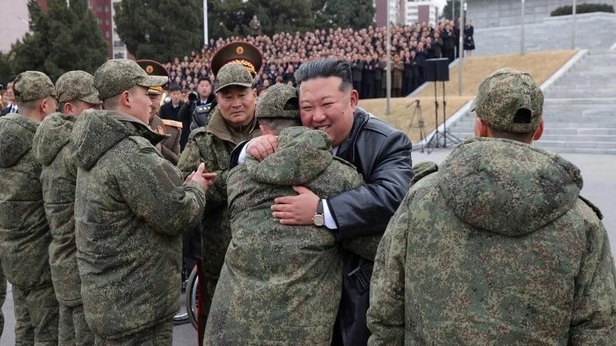 Rusya'dan Dönen Koreli Askerleri Kim Jong Un Karşıladı