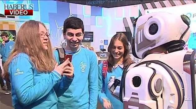 Rusya'nın 'ileri teknoloji robot'u, kostüm giymiş insan çıktı