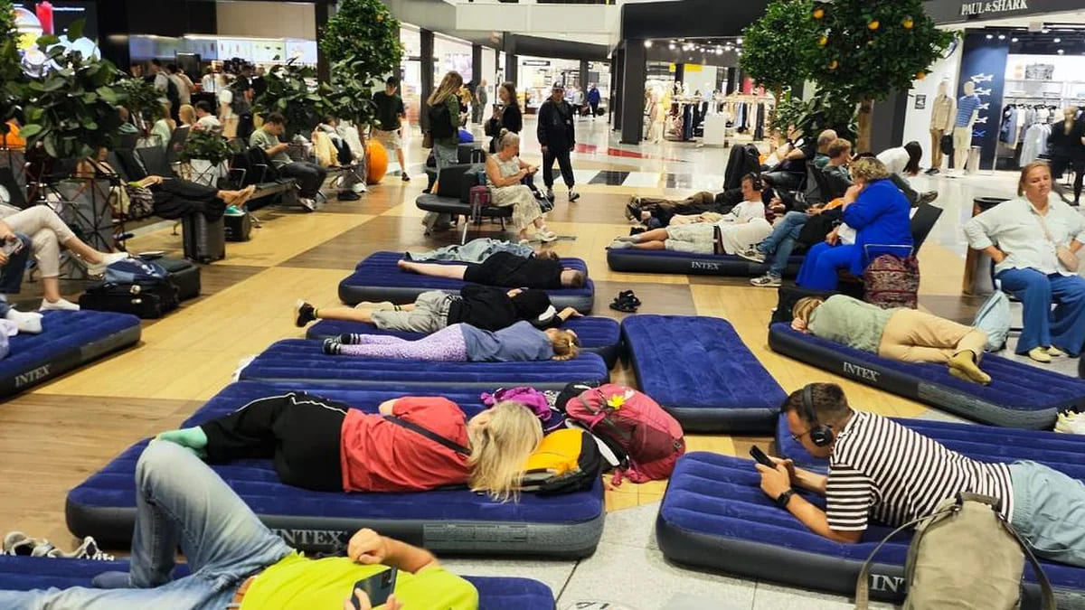 Şeremetyevo'da Gecikmelerden Dolayı Yolculara Matras Verilmeye Başlandı