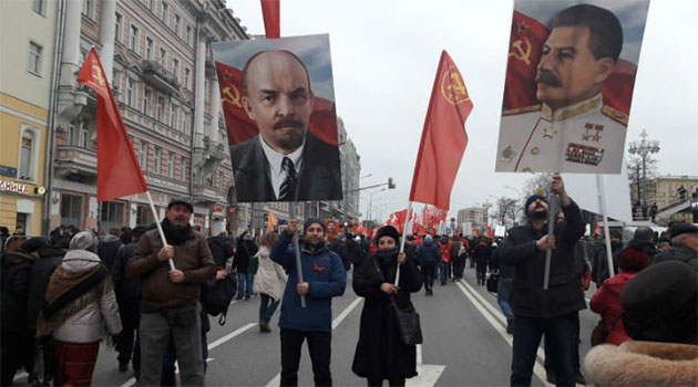 Türk komünistler Moskova'daki 'Ekim Devrimi'nin 100. yılı' yürüyüşüne katıldı