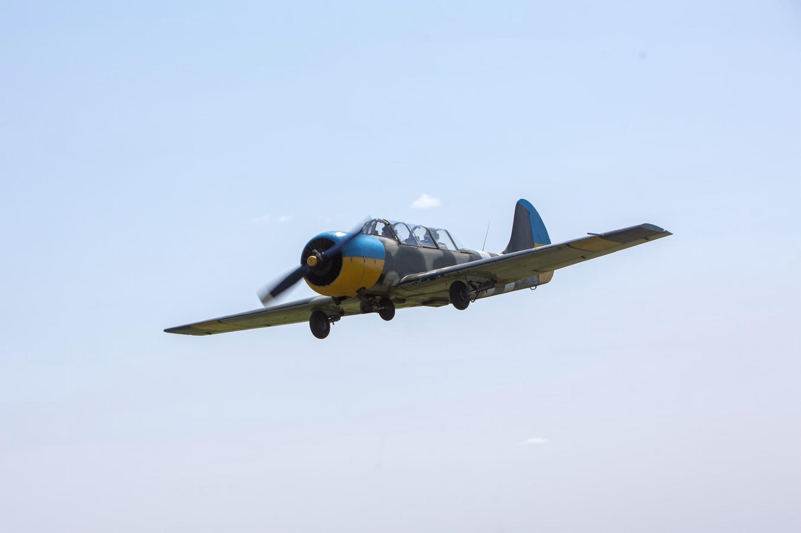 Ukrayna Askerleri Yak-52 Uçaklarından Rus Drone'larını Av Tüfekleriyle Vuruyor