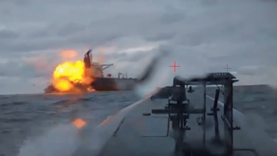 Ukrayna Karadeniz'de Rus Tankerini Vurdu