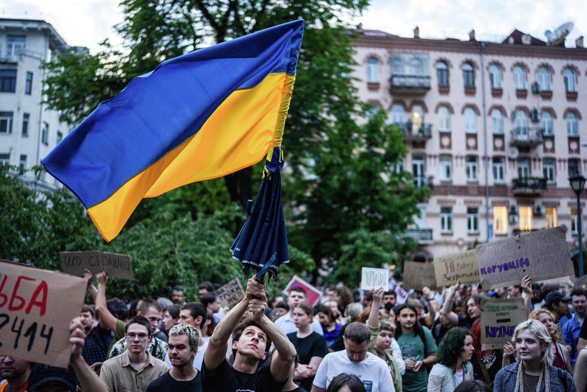 Ukrayna'da Zelensky Karşıtı Yüzbinlerce Kişi Sokaklara Döküldü