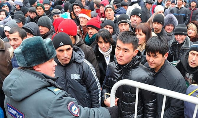 Yasadışı göçmenlerin Rusya’da resmi işlem yapması yasaklanacak