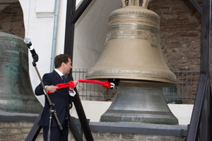 Kilise Medvedev'i Çar gibi karşılayacak