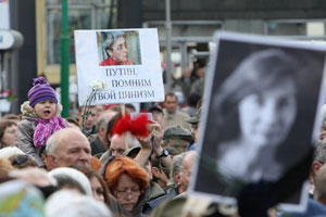 Yüzlerce kişi Politkovskaya’nın ölüm yıl dönümünde hükümeti protesto etti