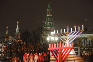 Yahudi ‘Hanuka’ törenlerinde Lujkov’la Başhaham birlikte mum yaktı