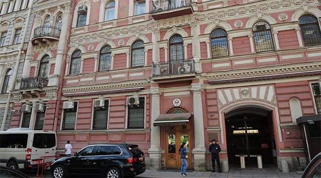 ABD’nin St. Petersburg Konsolosluğu’na boyalı eylem