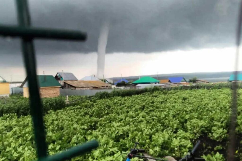 Başkurdistan'da Kasırga Felci: 8 Ev Hasar Aldı, 7 Köy Elektriksiz Kaldı