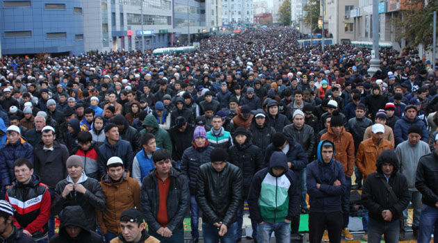 Rusya’da 100 bin kişi ile sokakta Bayram Namazı coşkusu