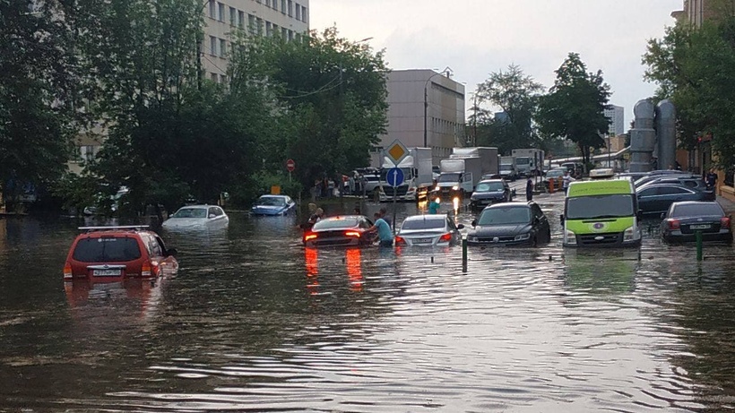 Moskova’da hayatı olumsuz etkileyen sel ve fırtına can aldı