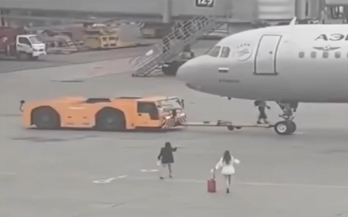 Moskova'da Kaçırdıkları Uçağının Peşinden Koşan İki Kadın Gözaltına Alındı
